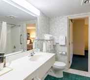 ห้องน้ำภายในห้อง 5 Comfort Inn & Suites