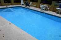 Swimming Pool Days Inn & Suites by Wyndham Fort Valley