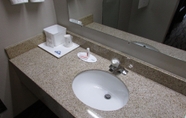 In-room Bathroom 5 Days Inn & Suites by Wyndham Fort Valley