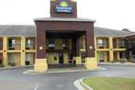 Exterior Days Inn & Suites by Wyndham Fort Valley