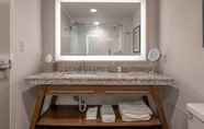 In-room Bathroom 4 DoubleTree by Hilton Dallas - Farmers Branch