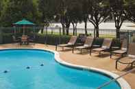 Swimming Pool DoubleTree by Hilton Dallas - Farmers Branch