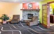 Lobi 5 Econo Lodge Inn & Suites