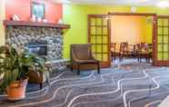 Lobi 3 Econo Lodge Inn & Suites