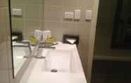 Toilet Kamar 6 Best Western Airport Motel and Convention Centre