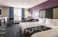 Bedroom 7 La Quinta Inn & Suites by Wyndham Kansas City Airport