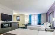 Bedroom 6 La Quinta Inn & Suites by Wyndham Kansas City Airport