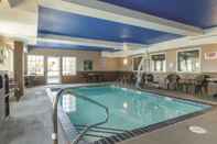 Swimming Pool La Quinta Inn & Suites by Wyndham Kansas City Airport