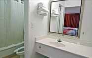 In-room Bathroom 2 Motel 6 Meridian, ID - Boise W