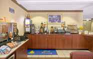 Restaurant 7 Microtel Inn & Suites by Wyndham Burlington