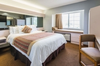 Bedroom Microtel Inn & Suites by Wyndham Kansas City Airport