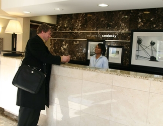 Lobby 2 Hampton Inn Sandusky-Central