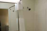 In-room Bathroom Travelodge by Wyndham Pendleton OR