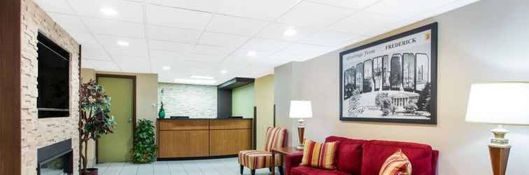 Lobby Super 8 by Wyndham Frederick