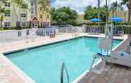 Kolam Renang 2 Towneplace Suites by Marriott Miami Airport W