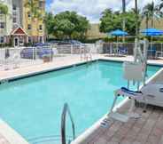 Swimming Pool 2 Towneplace Suites by Marriott Miami Airport W