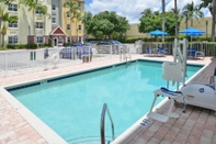 Swimming Pool Towneplace Suites by Marriott Miami Airport W