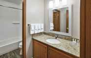 ห้องน้ำภายในห้อง 6 TownePlace Suites Marriott Minneapolis St Paul AirportEagan