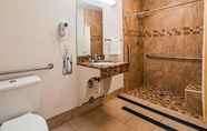 Phòng tắm bên trong 7 Best Western Heritage Inn
