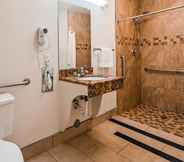In-room Bathroom 7 Best Western Heritage Inn
