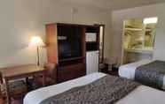 Bedroom 6 Days Inn by Wyndham San Antonio Lytle