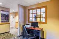 Functional Hall Quality Inn & Suites Hendersonville - Flat Rock