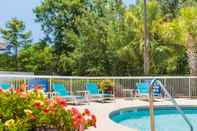 Swimming Pool Holiday Inn Express Charleston, an IHG Hotel