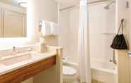 In-room Bathroom 5 Holiday Inn Express Charleston, an IHG Hotel