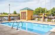 Swimming Pool 7 Quality Inn Thornburg