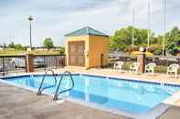 Swimming Pool Quality Inn Thornburg