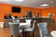 Bar, Cafe and Lounge Howard Johnson by Wyndham Harrisburg