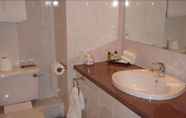 In-room Bathroom 6 Classic Lodges - The Hickstead Hotel