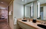 In-room Bathroom 5 Marriott Marina del Rey