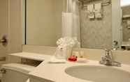 Toilet Kamar 4 Ramada by Wyndham Parsippany