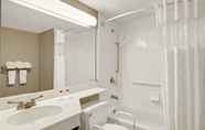 Toilet Kamar 5 Ramada by Wyndham Parsippany