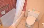 Toilet Kamar 7 Merced Inn and Suites