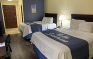 Phòng ngủ 7 Days Inn by Wyndham Sarasota I-75