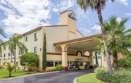 Exterior 6 Days Inn by Wyndham Sarasota I-75