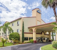 Bangunan 6 Days Inn by Wyndham Sarasota I-75