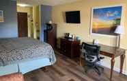 Bedroom 2 Days Inn by Wyndham Sarasota I-75