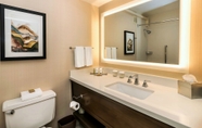 In-room Bathroom 7 DoubleTree by Hilton Spokane City Center