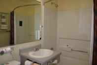 In-room Bathroom Americas Best Value Inn & Suites Oroville