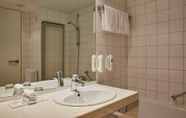 In-room Bathroom 7 H4 Hotel Leipzig