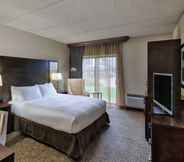 Bedroom 2 DoubleTree by Hilton Hotel Port Huron