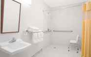 Toilet Kamar 4 Days Inn by Wyndham Milledgeville