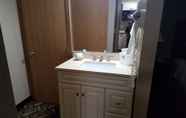 In-room Bathroom 5 Americas Best Value Inn & Suites Bismarck