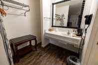 In-room Bathroom American Inn & Suites Russellville