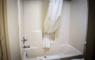 In-room Bathroom 2 Days Inn by Wyndham Wagoner