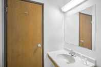 Toilet Kamar Super 8 by Wyndham Ticonderoga