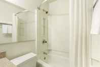 In-room Bathroom Super 8 by Wyndham Richmond/Broad Street